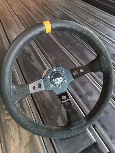 Volante esportivo Lotse Dakar.. Revestido camurça +cubo