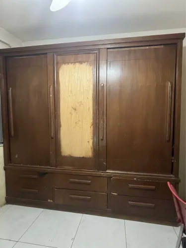 Armário maciço três portas