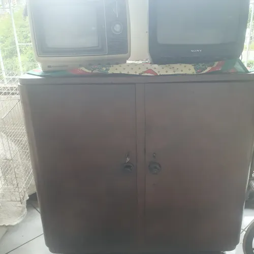 Comoda de imbuia 2 portas com prateleiras.