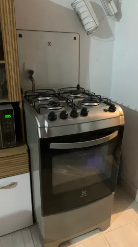 Fogão Electrolux 4 bocas com forno funcionando