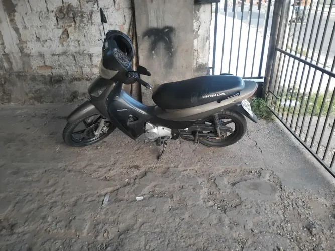 Vende-se ou troca por carro do mesmo valor moto honda biz 125+