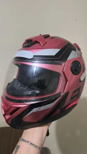 Capacete semi novo 