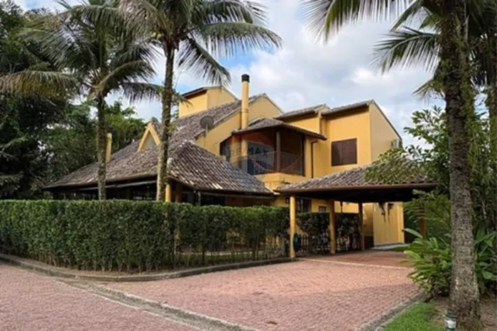 Casa de Condomínio na Praia da Baleia: Oportunidade!