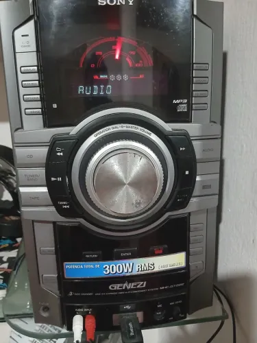 Vendo som Sony e um violão valor do som 800 valor do violão 300