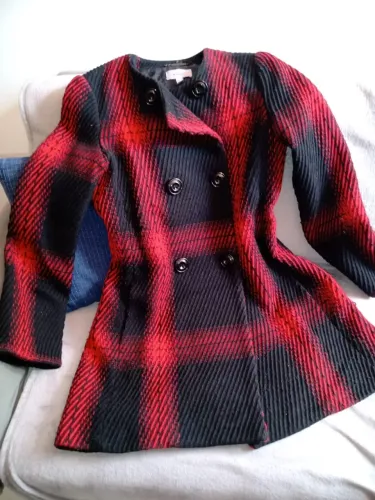 Casaco na cor vermelho e preto