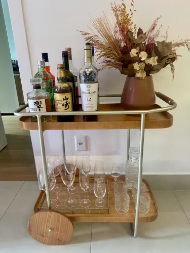 Carrinho bar para bebidas taças garrafas e decoração