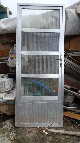 Porta de alumínio de 70 cm