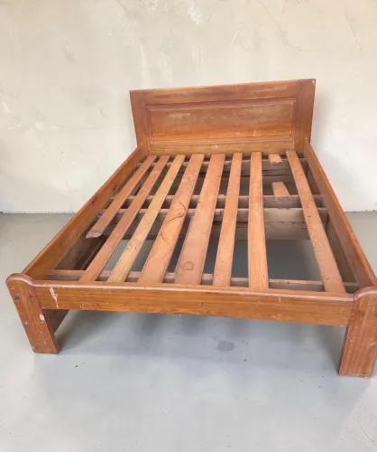 Cama de madeira 