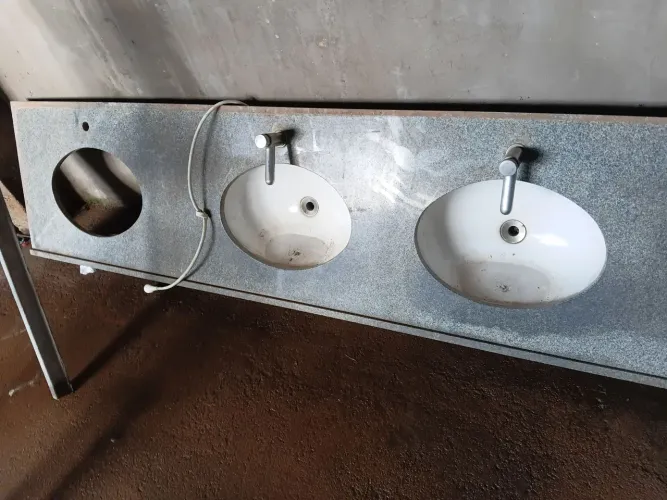 Pia de mármores com torneiras medindo 1.80x.55 cm