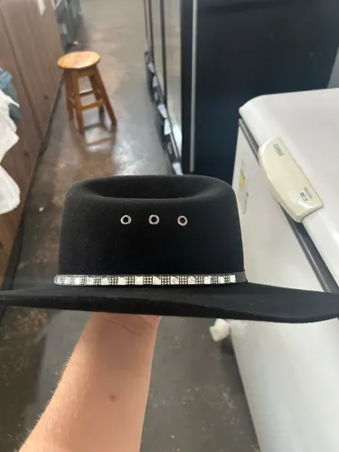 Bandinha de strass e Chapéu de couro tamanho 57. Marca: John B. STETSON COMPANY.