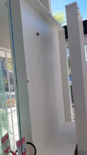 2 Armários expositores de loja de roupas,um pequeno e outro maior e com vidros laterais.