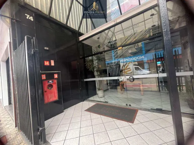 Sala comercial no Edifício Cozzi com 40m2 no centro de Pindamonhangaba.