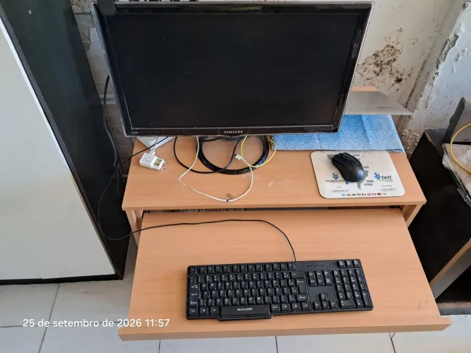 Mesa para desktop ou notebook super conservada pouco tempo de uso