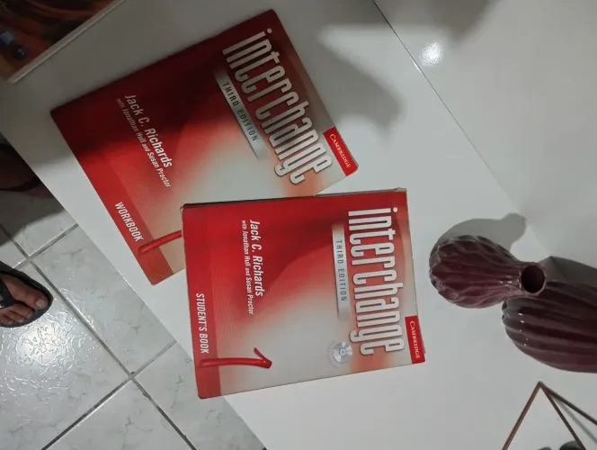 Vendo Livro e caderno de exercícios de Inglês.