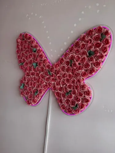 Borboleta em acrílico 3mm, com neon na borda e rosas