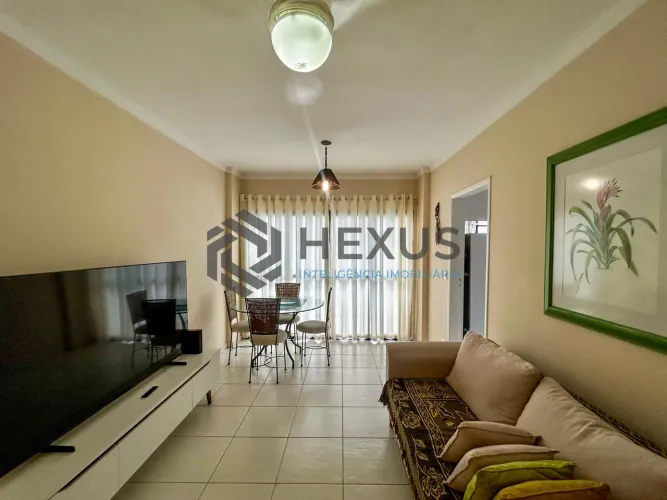 Apartamento com varanda a 450 metros da praia no Jardim Astúrias, Guarujá
