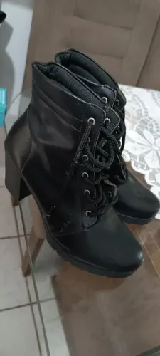 Bota 38 R$ 50,00 sapato 37 R$ 30,00