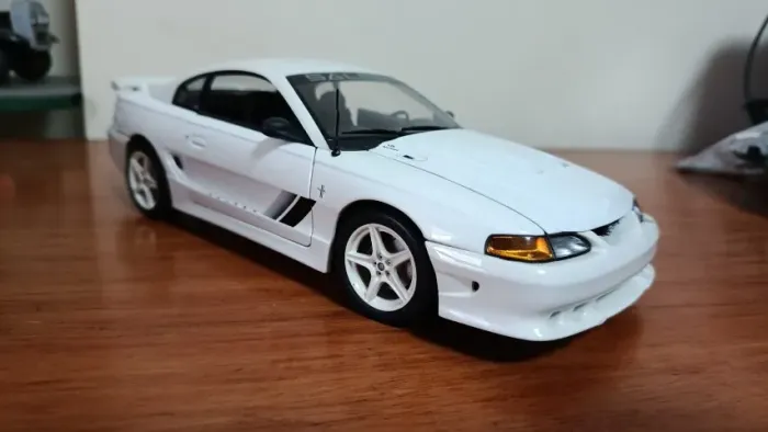 miniatura mustang saleen 1:18 autoart