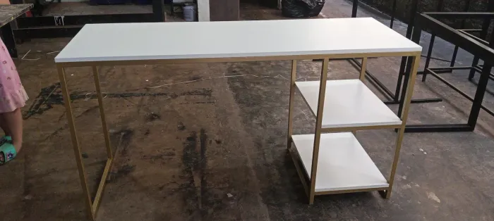 Mesa industrial de 1.40×50×76. na cor dourada e estrutura de MDF branco no valor de 450,00