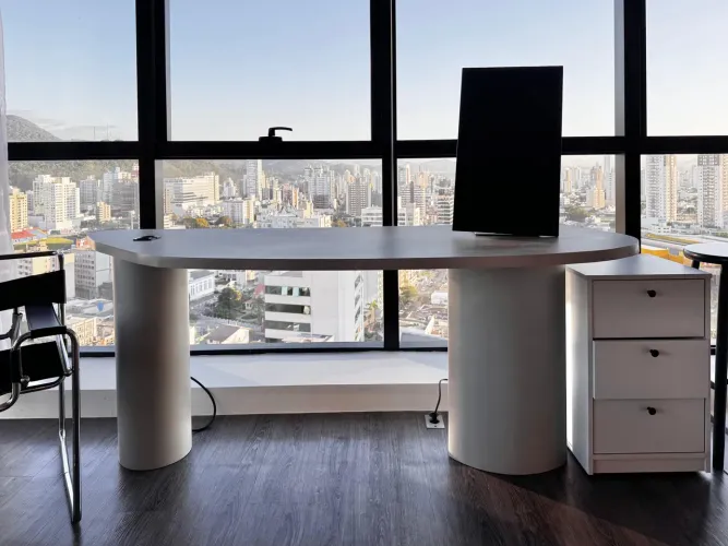 Mesa Orgânica + gaveteiro