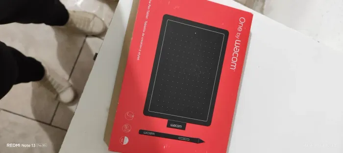 Mesa digitalizadora One by Wacom Ctl472 Pequena, Preto e Vermelho