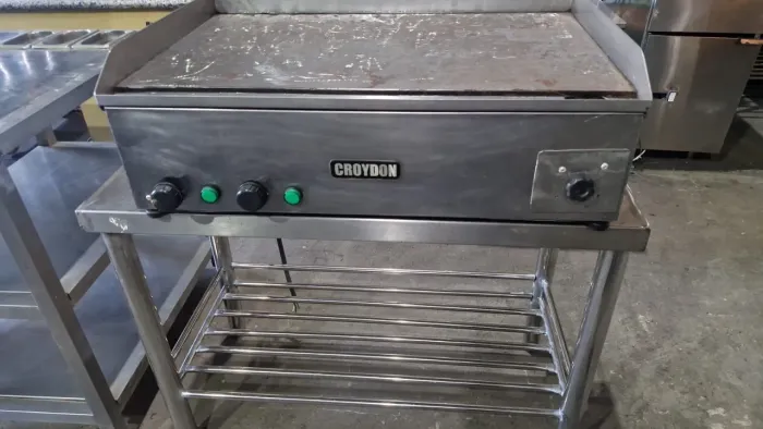 Chapa Elétrica Croydon com a Mesa Inox