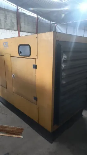 Grupo de gerador de energia movido a diesel , capinado, motor mande 6 cilindros .