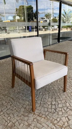 Duas poltronas em estado impecável