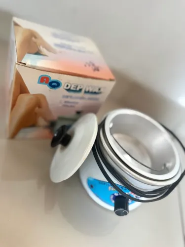 Aquecedora termoelétrica automática para cera de depilação. Acompanha a cera rollon