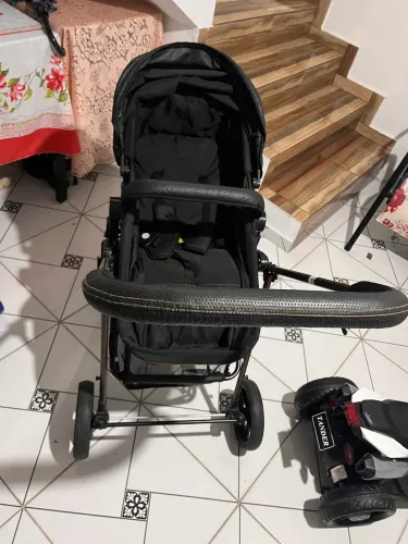 Carrinho de bebê com bebê conforto Moisés marca Galzerano