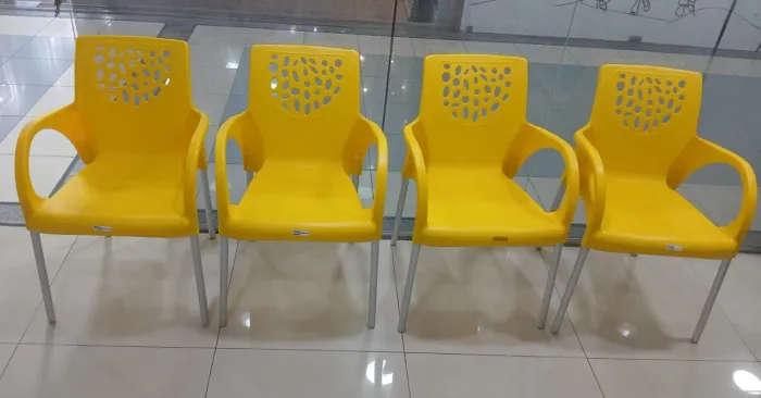 Cadeiras plásticas com apoio