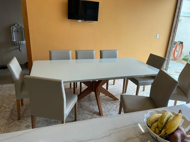Mesa grande e 8 cadeiras