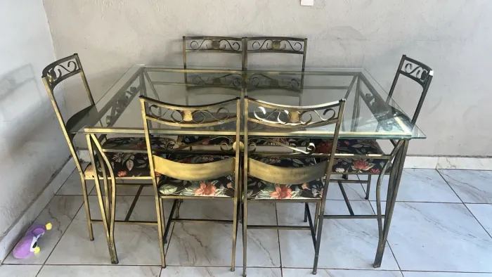Mesa de vidro 6 cadeiras pouco tempo de uso 