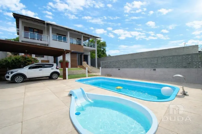 Linda casa com piscina