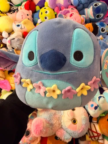 Squishmallow Disney Stitch com Colar de Flores Havaiano ), um item oficial licenciado 20cm