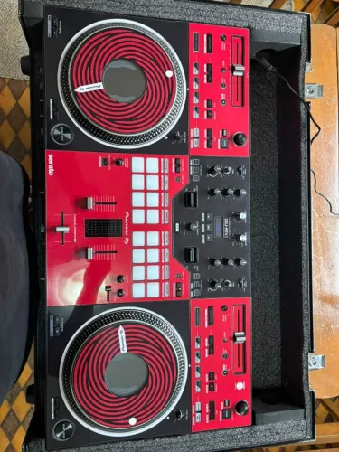 PIONEER DDJ-REV7 + HARDCASE + SKIN EXCLUSIVA - SEMI NOVA COM 6 MESES DE USO.