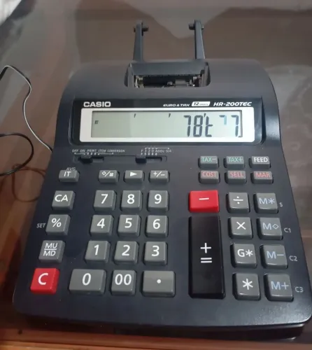 Calculadora Casio HR-200TEC com detalhe.