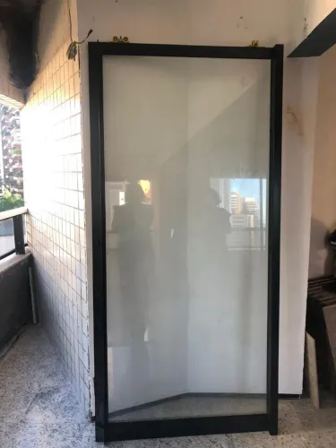 Porta de vidro medindo 99x265cm