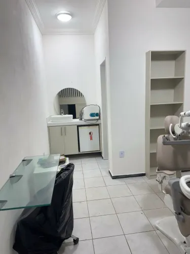Consultório odontológico móveis modulados, cadeira e materiais