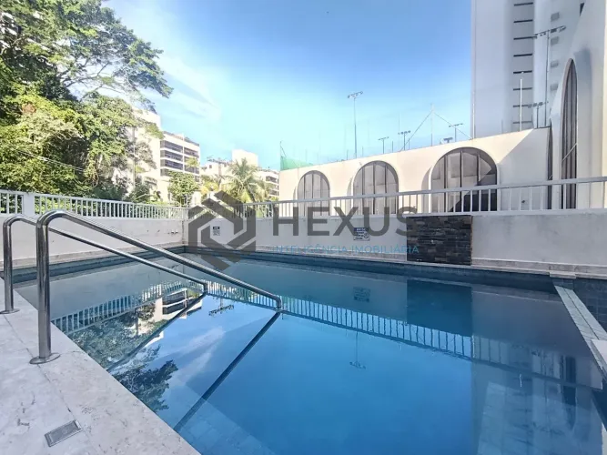 Apartamento com varanda e lazer a 300m da praia na região do Tortugas na Enseada, Guarujá