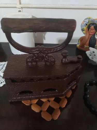 Ferro a brasa de passar antigo  vintage mais de 75 anos 