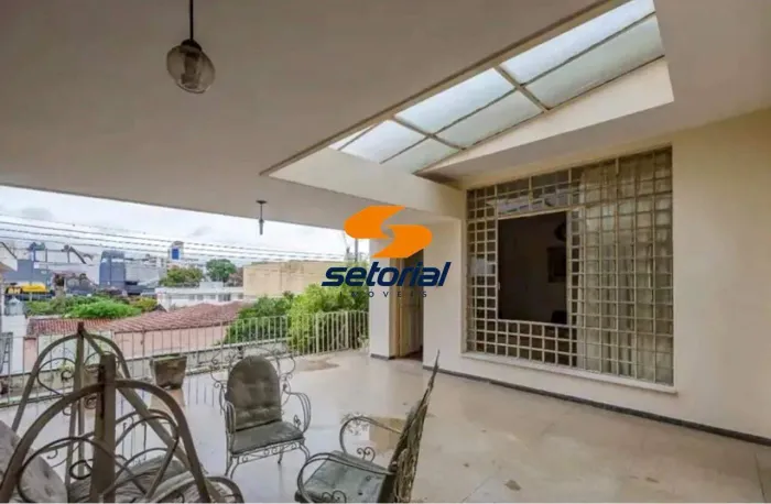 Casa com 03 Quartos, Suíte, 04 vagas, no melhor ponto do Bairro Prado