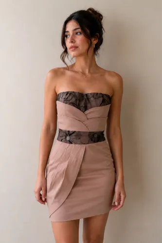 Vestido rose transpassado com detalhes em renda preta
