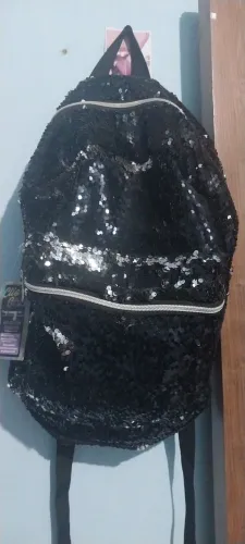 Vendo uma bolsa preta com brilhos