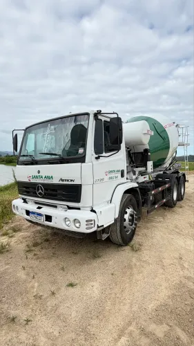 Caminhão betoneira atron 2729