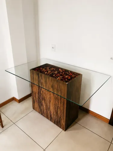 Vendo somente a mesa? sem cadeiras.