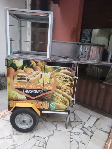 Carrinho de cachorro-quente com vitrine de salgados