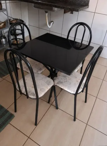Vendo uma mesa de mármore com 4 cadeiras