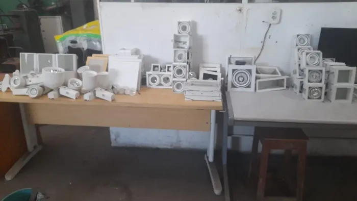 Lote de caixas de som e luminárias pra embutir