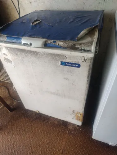 Freezer pequena perfeito estado tubulação por fora cobre $500